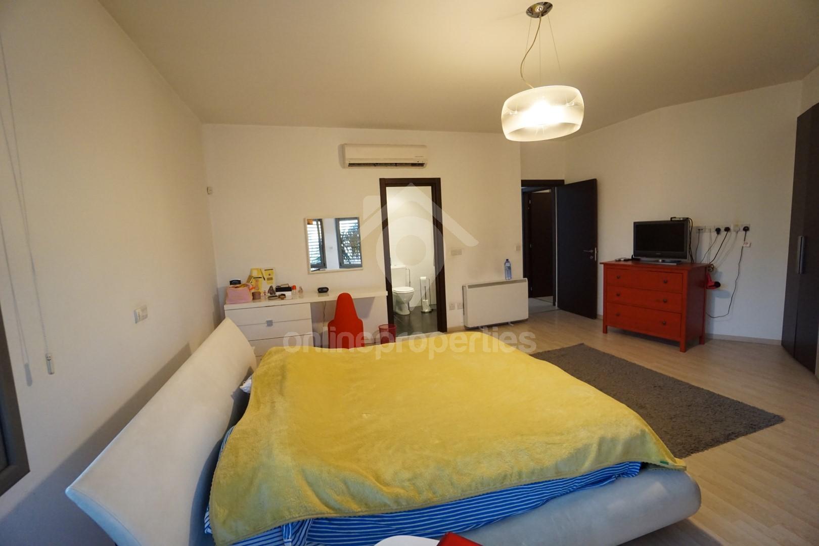 To change image, hover mouse over thumbnails below