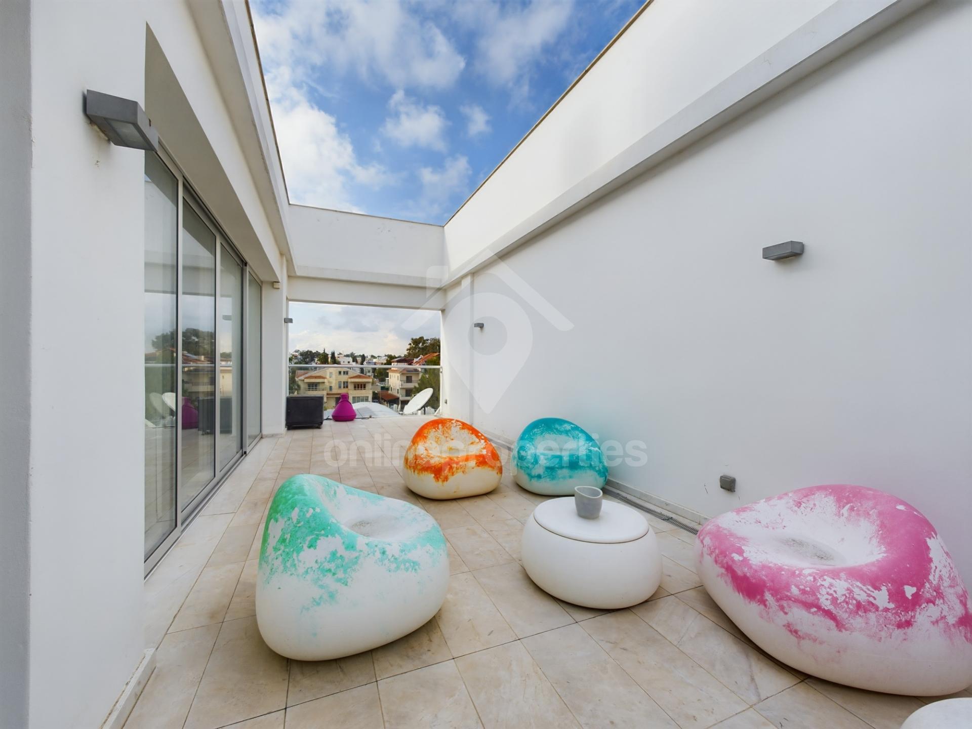 To change image, hover mouse over thumbnails below