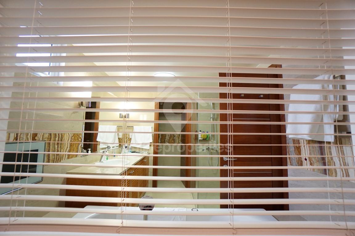 To change image, hover mouse over thumbnails below