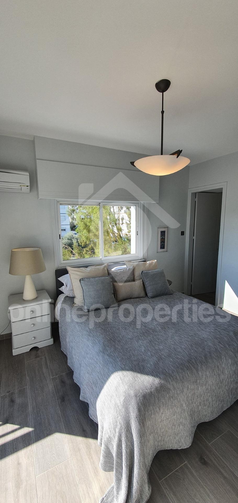 To change image, hover mouse over thumbnails below