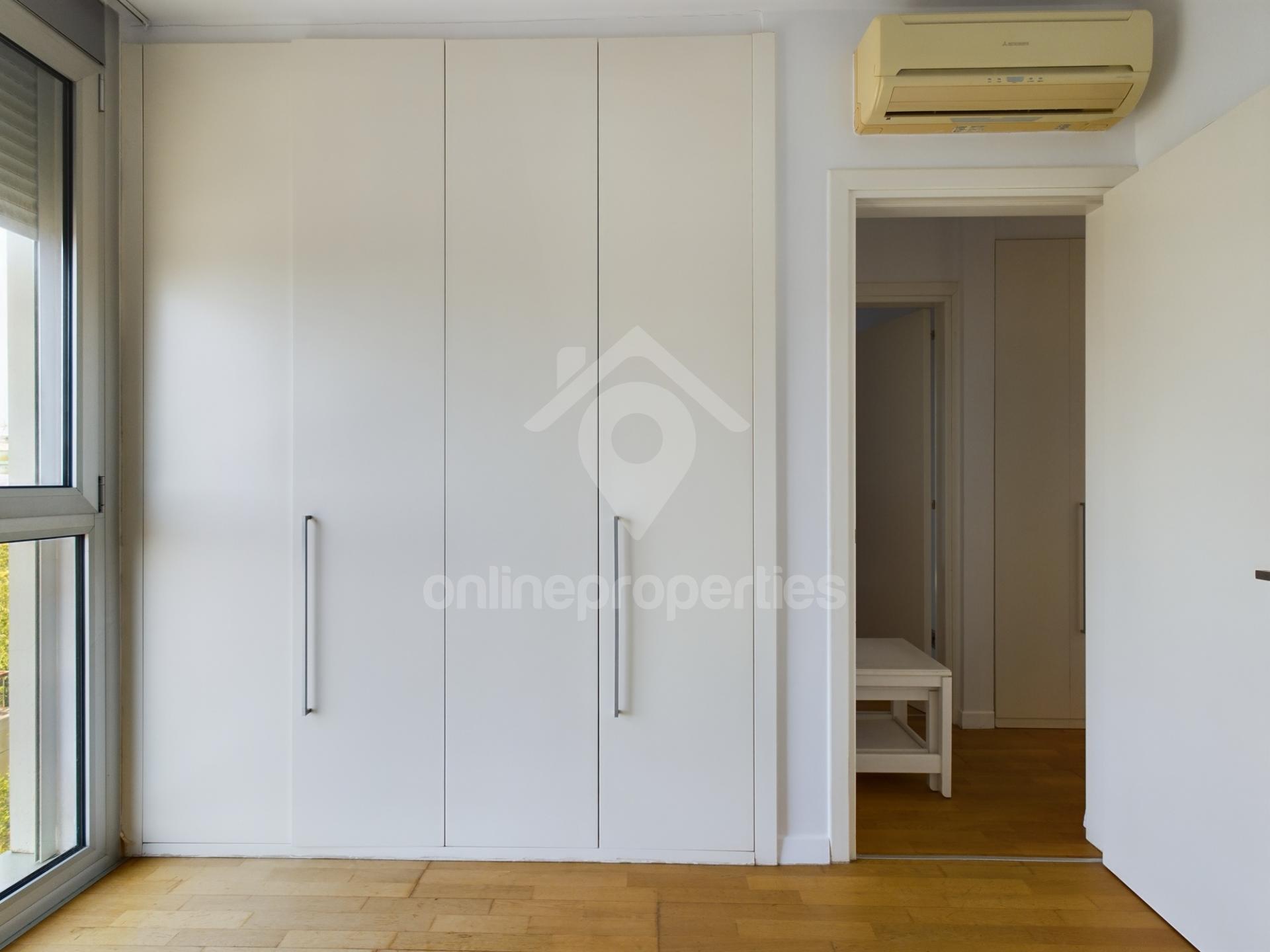 To change image, hover mouse over thumbnails below