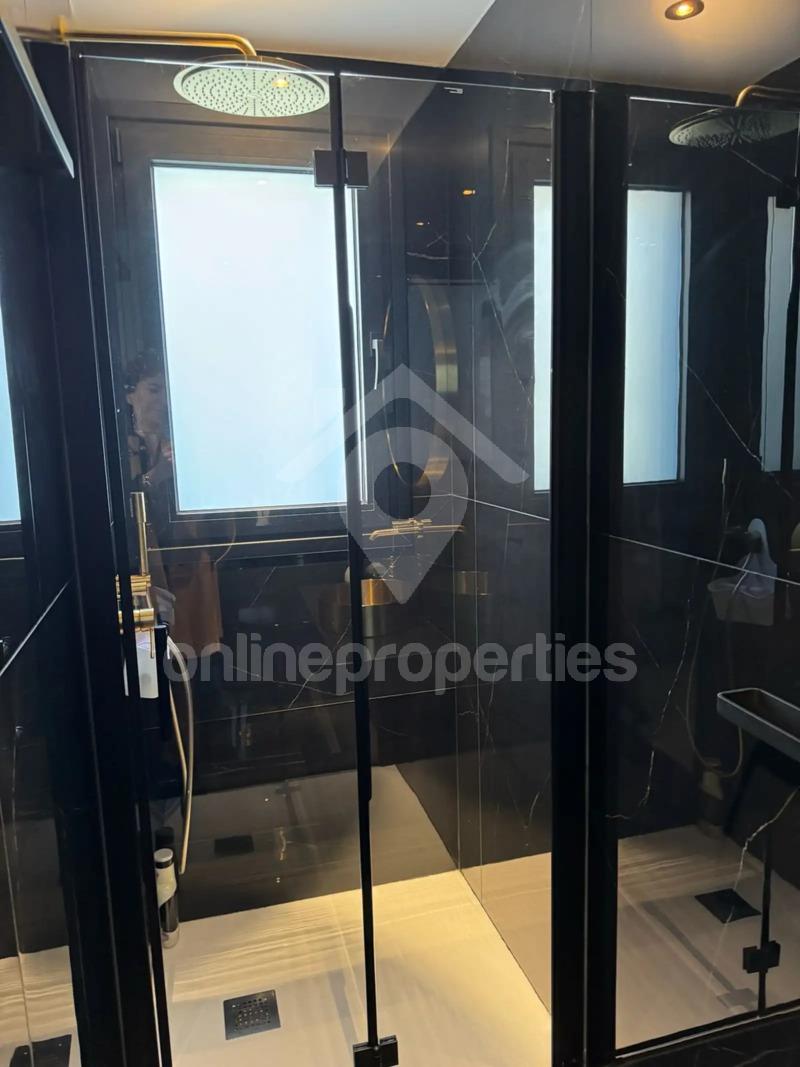 To change image, hover mouse over thumbnails below