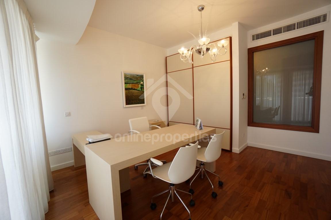 To change image, hover mouse over thumbnails below