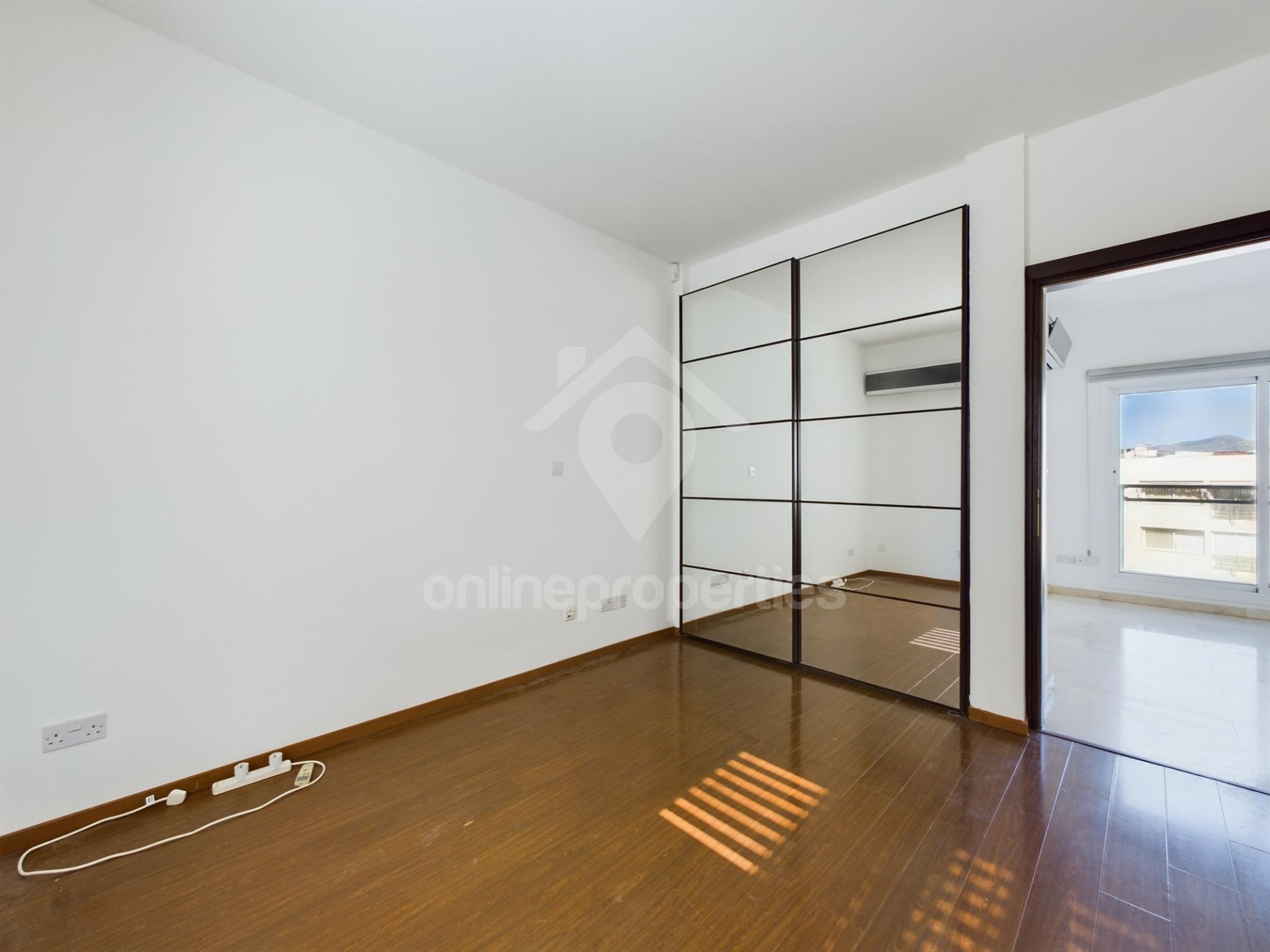 To change image, hover mouse over thumbnails below