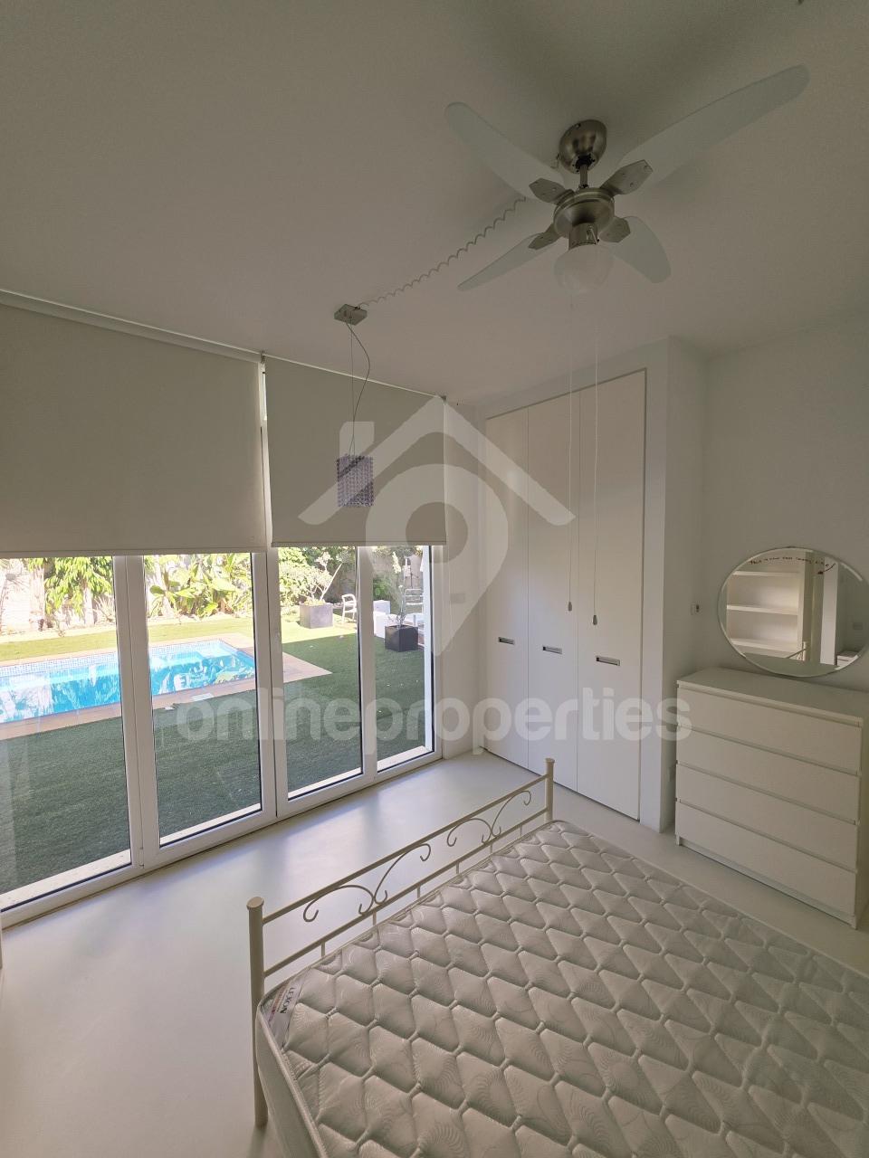 To change image, hover mouse over thumbnails below