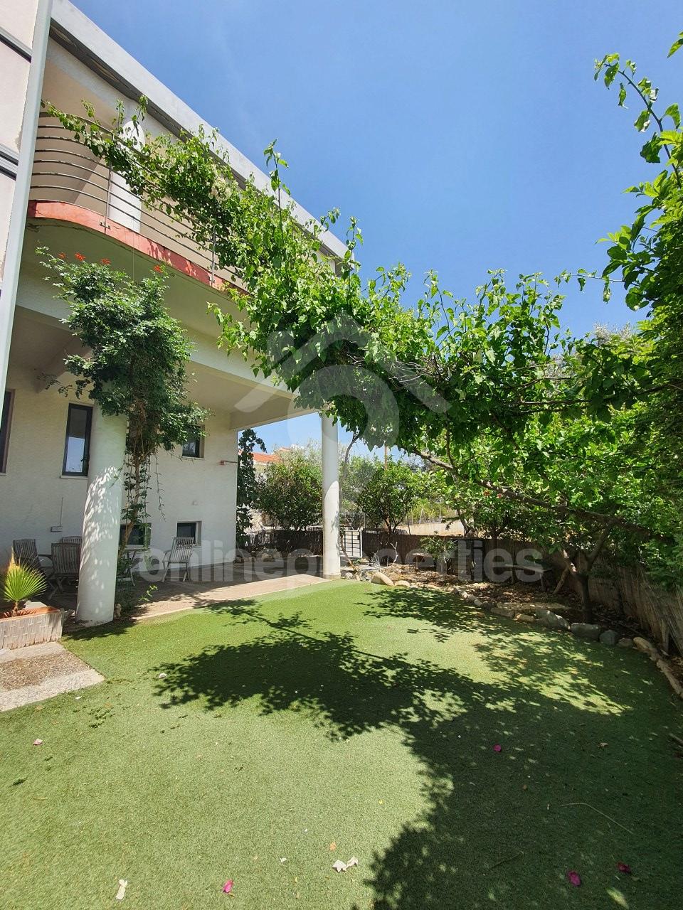 To change image, hover mouse over thumbnails below