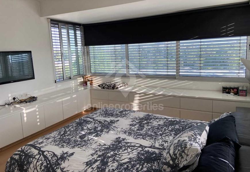 To change image, hover mouse over thumbnails below