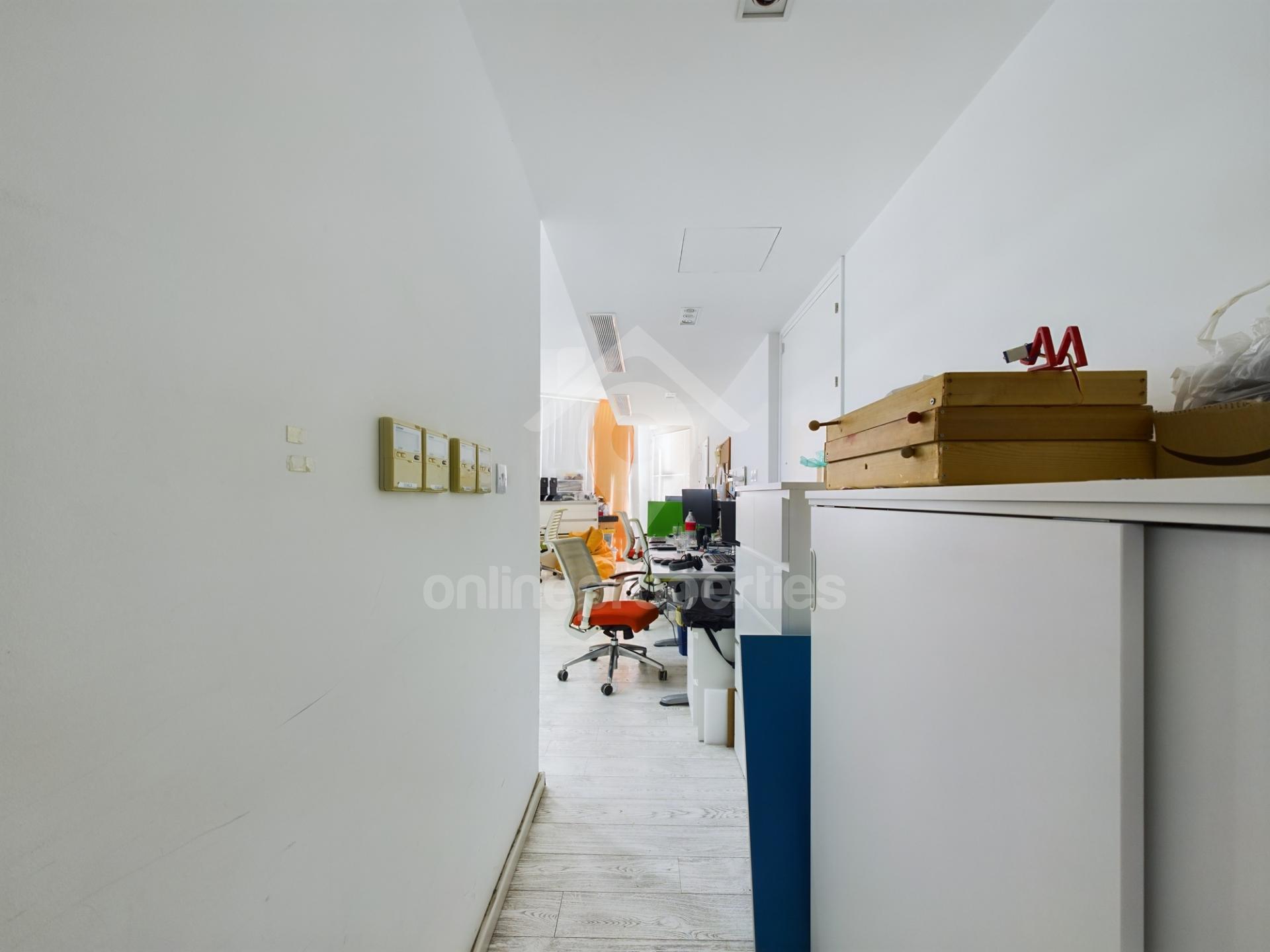 To change image, hover mouse over thumbnails below