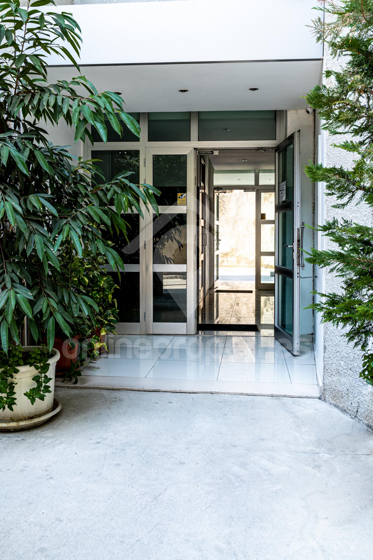 To change image, hover mouse over thumbnails below