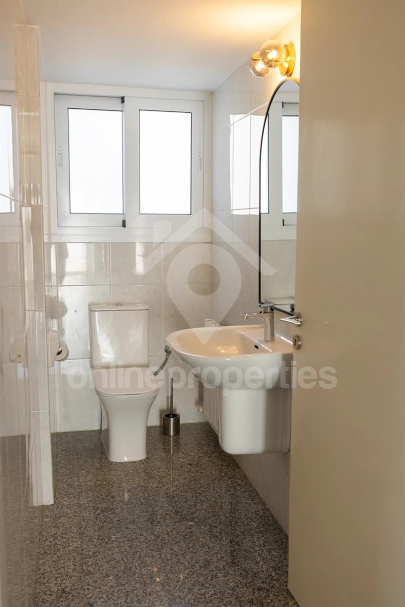 To change image, hover mouse over thumbnails below