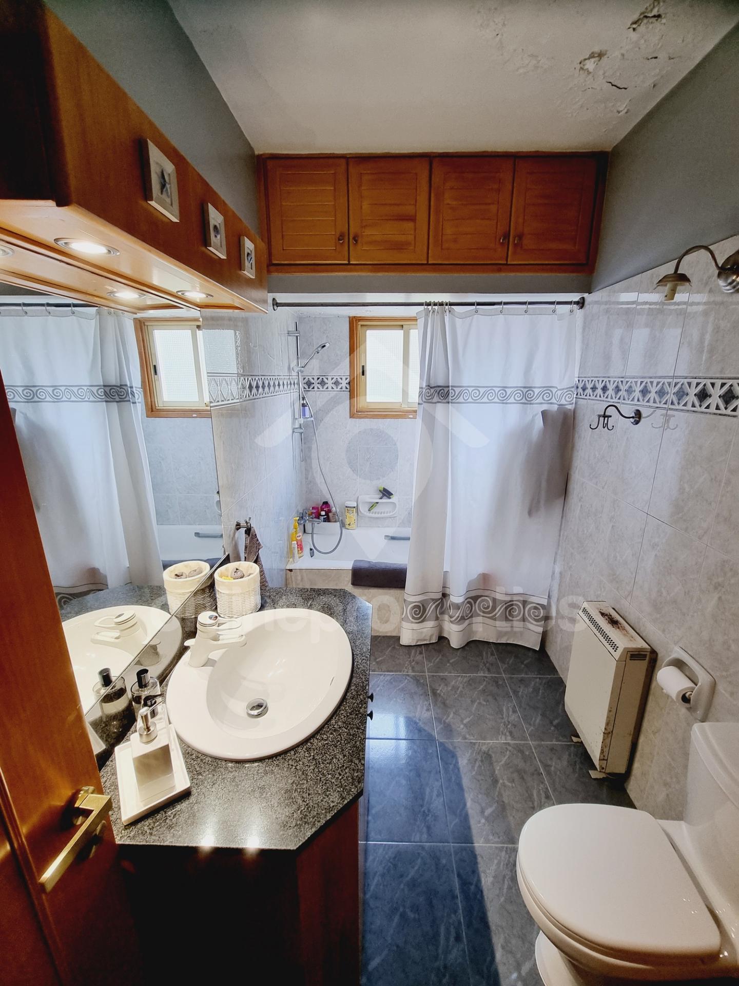 To change image, hover mouse over thumbnails below