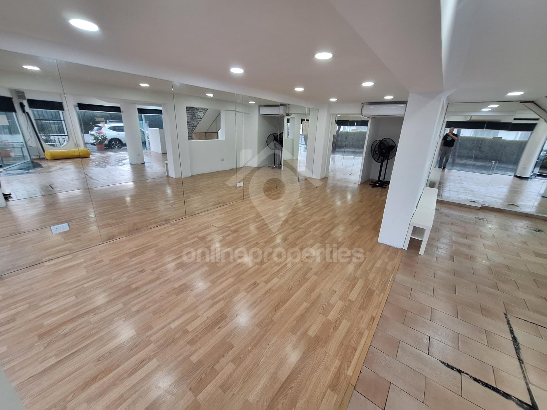 To change image, hover mouse over thumbnails below