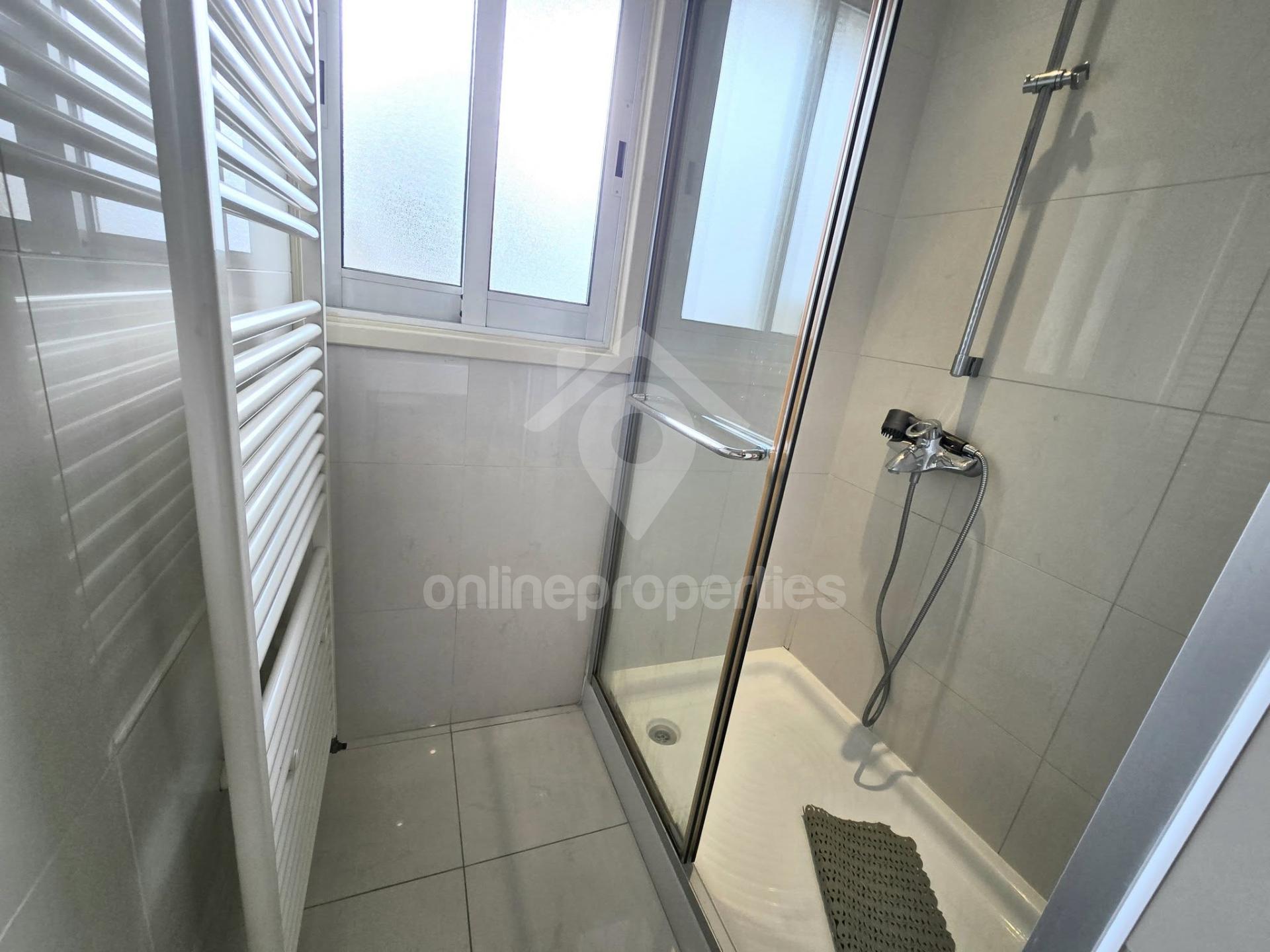 To change image, hover mouse over thumbnails below