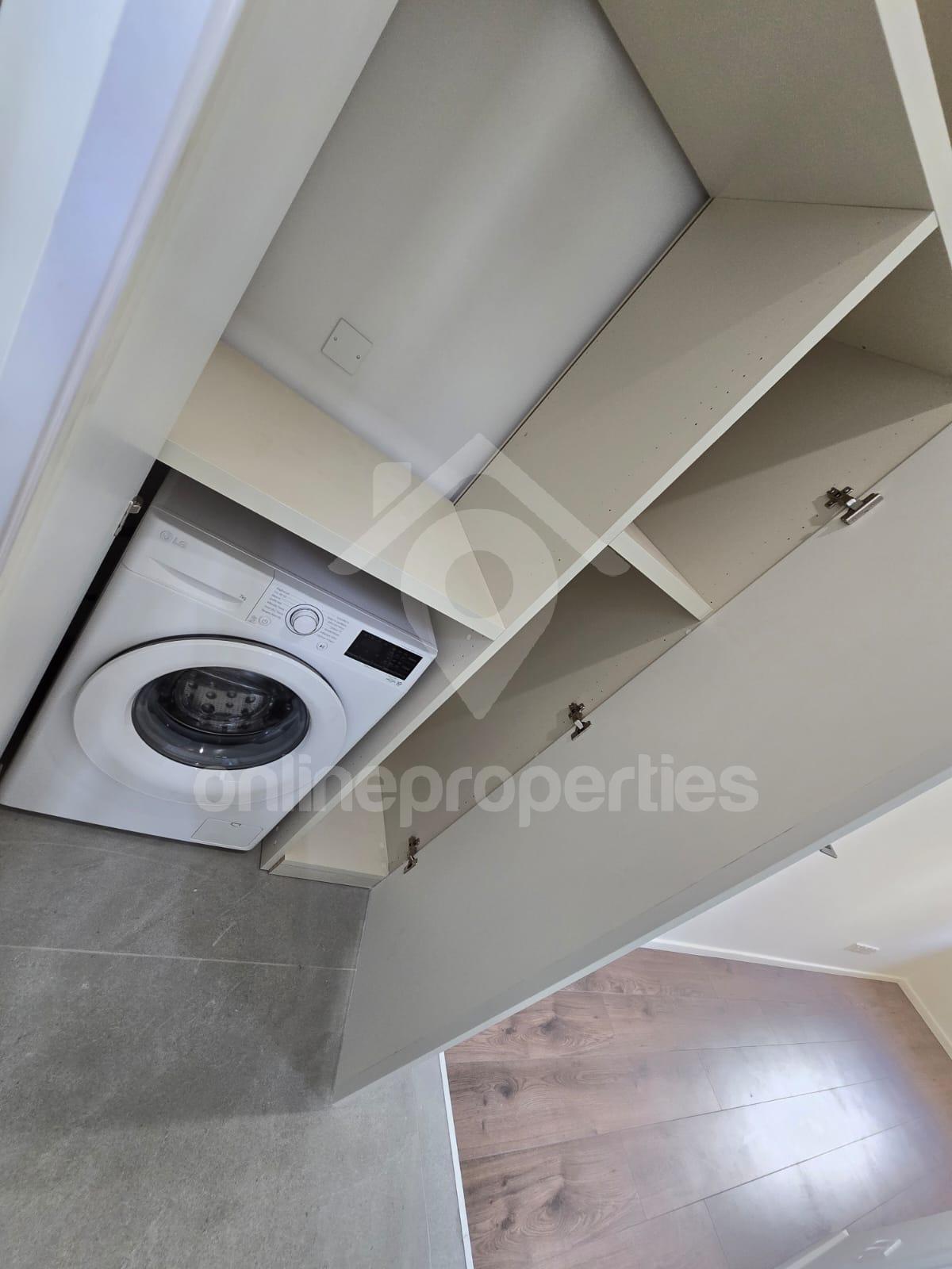 To change image, hover mouse over thumbnails below