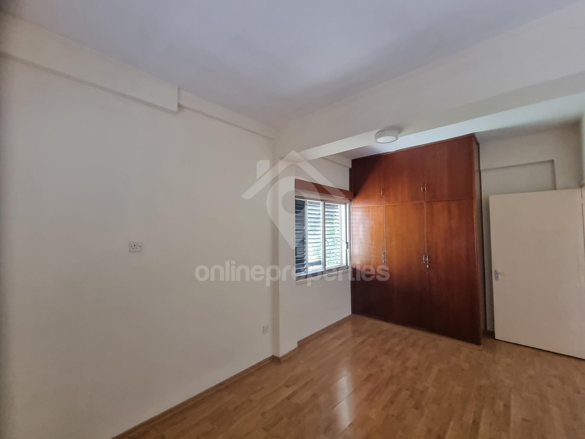 To change image, hover mouse over thumbnails below