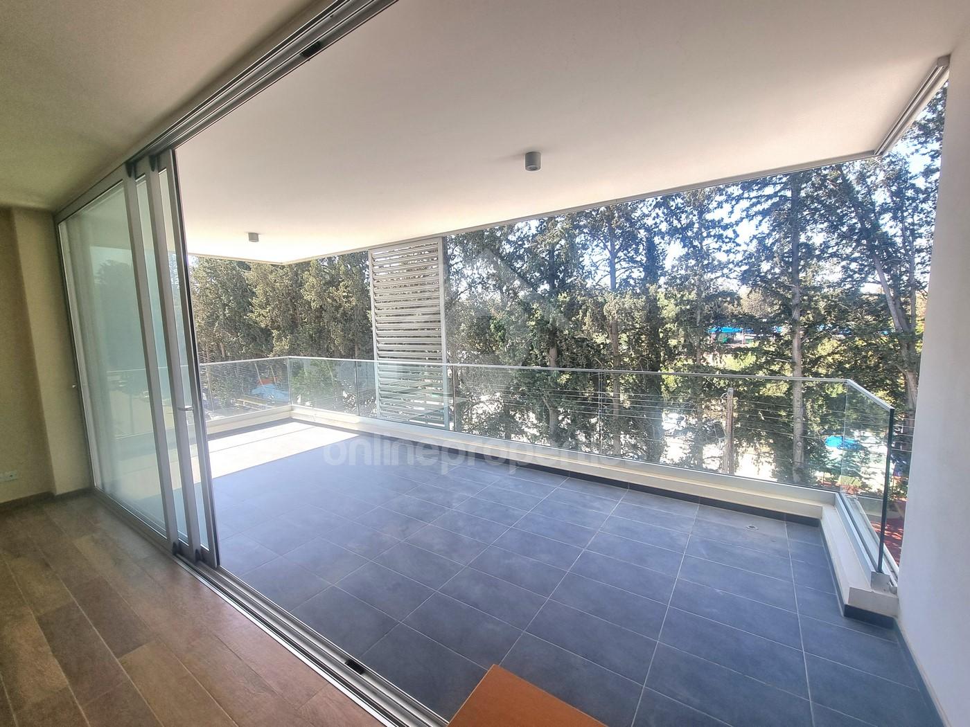 To change image, hover mouse over thumbnails below