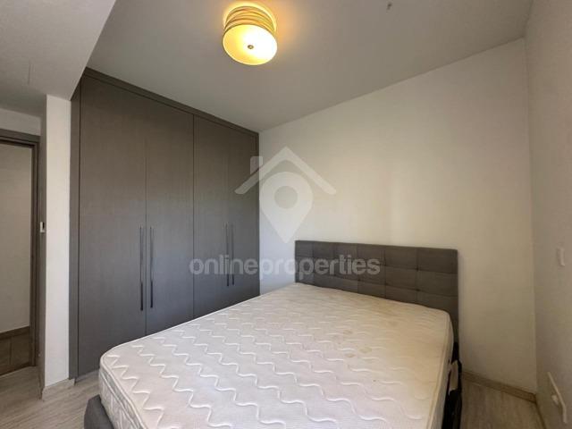 To change image, hover mouse over thumbnails below