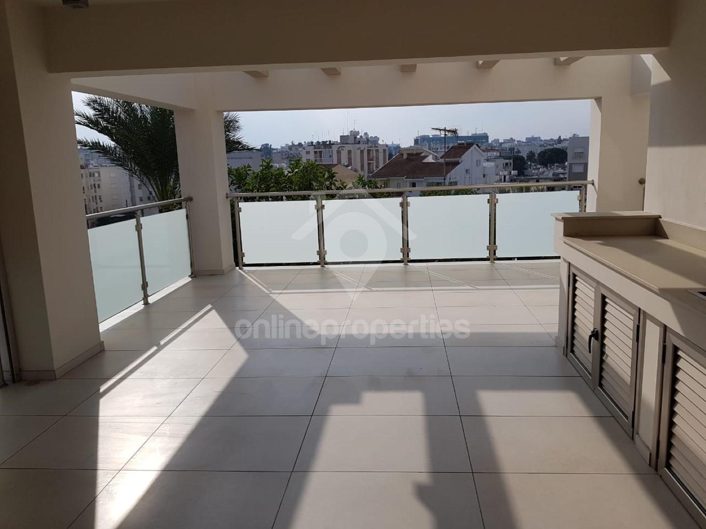 To change image, hover mouse over thumbnails below