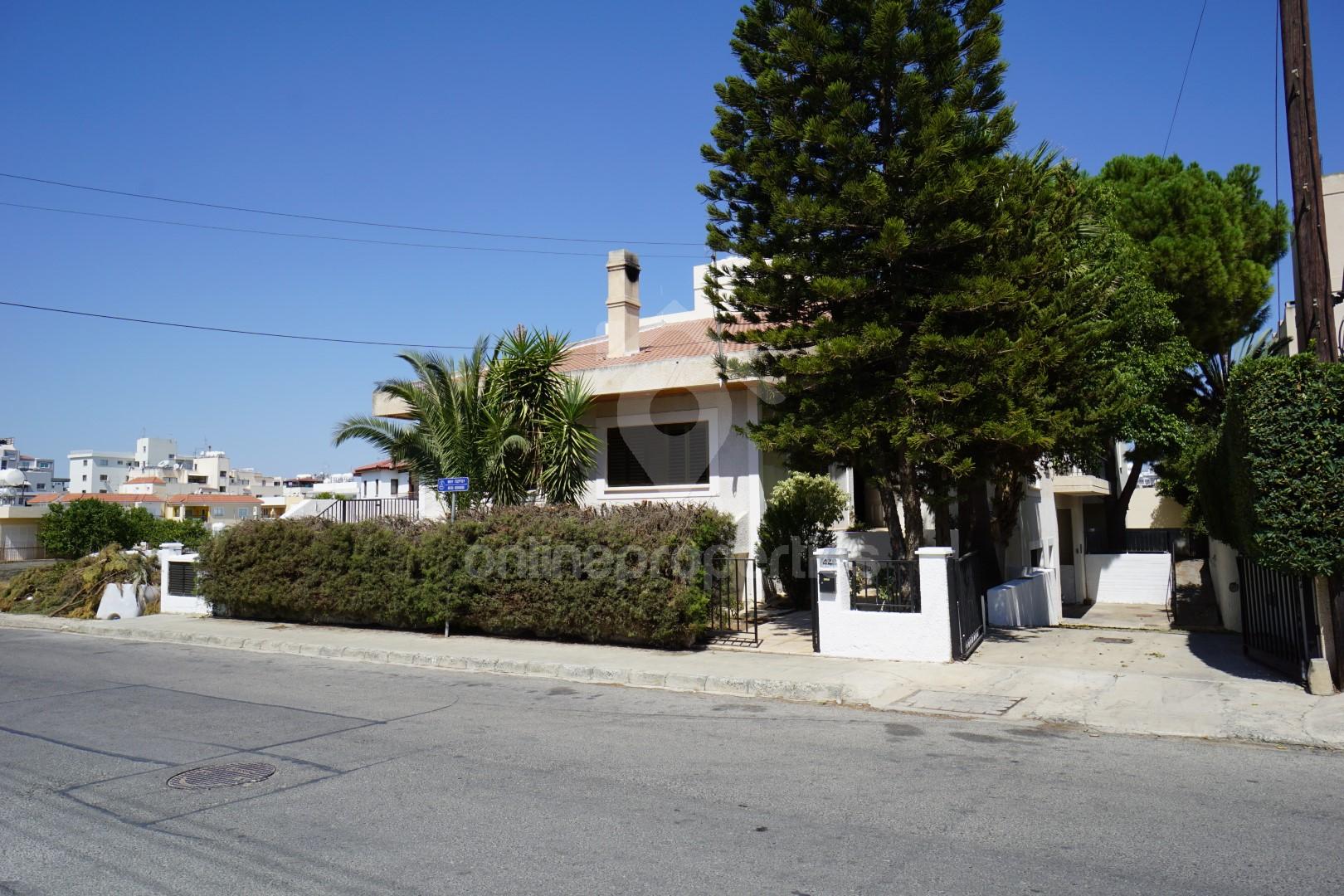 To change image, hover mouse over thumbnails below