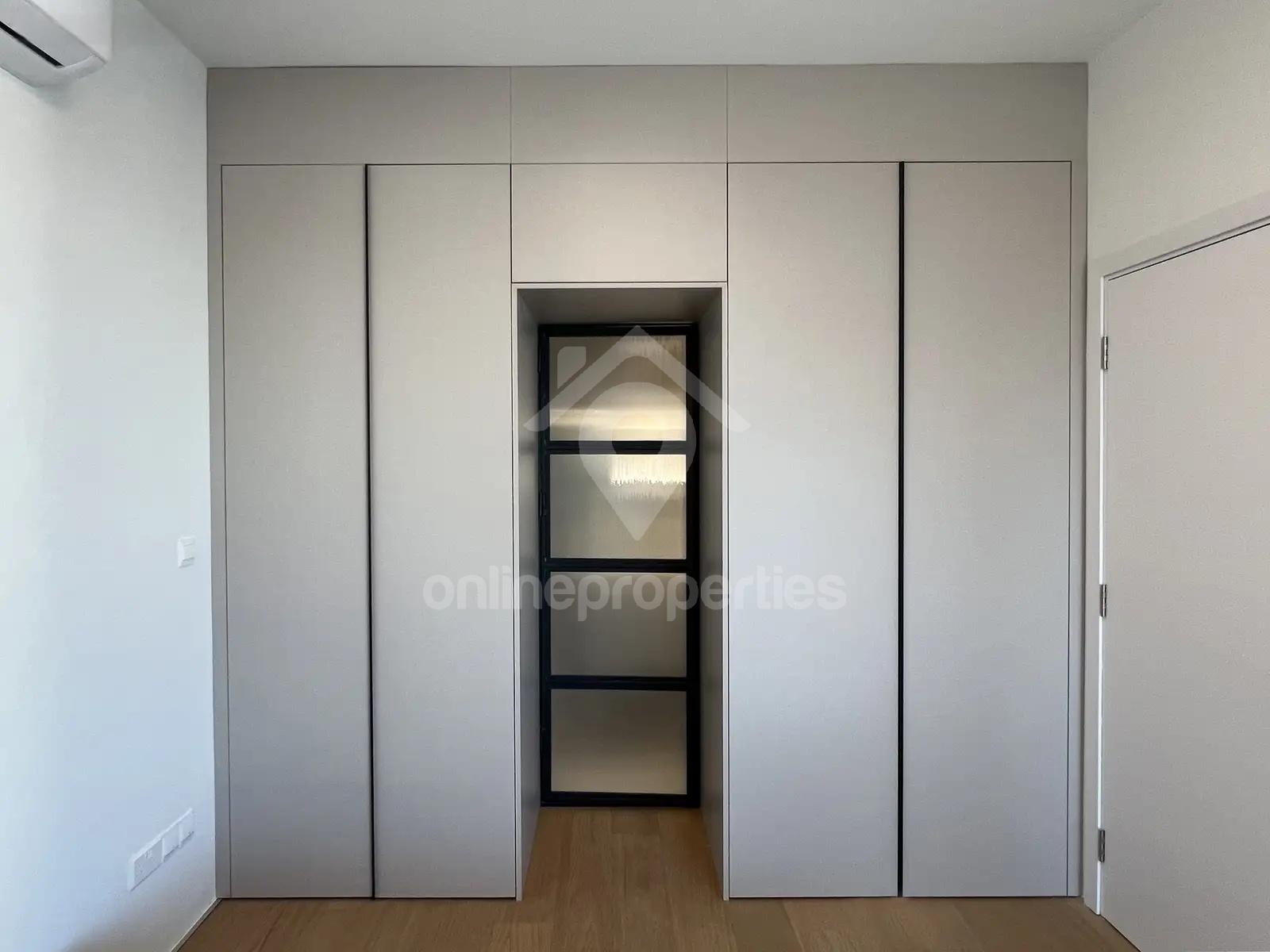 To change image, hover mouse over thumbnails below