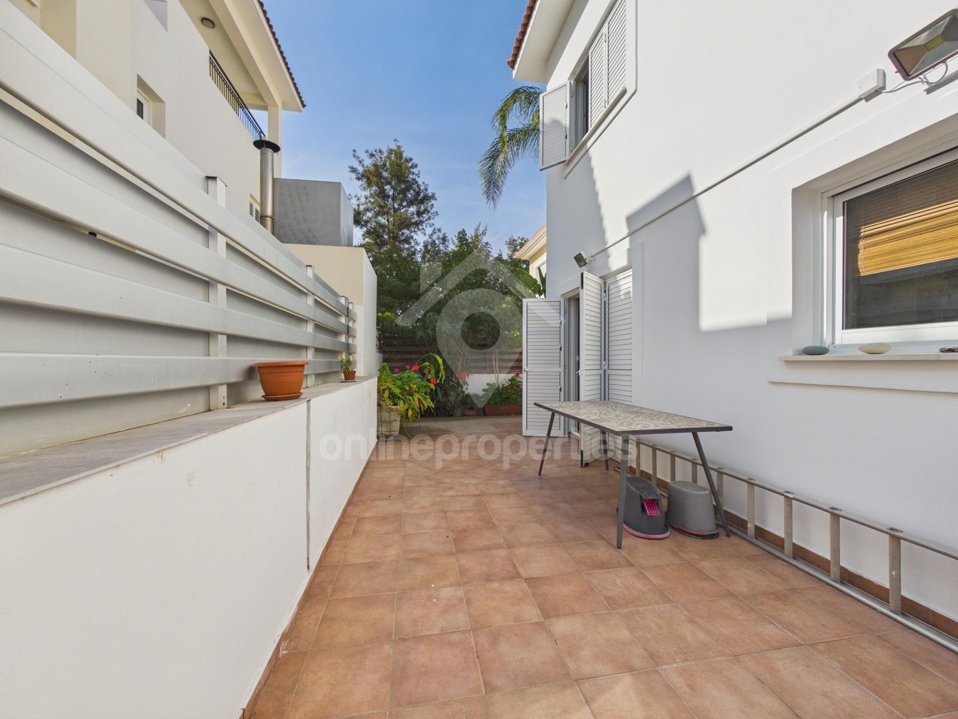 To change image, hover mouse over thumbnails below