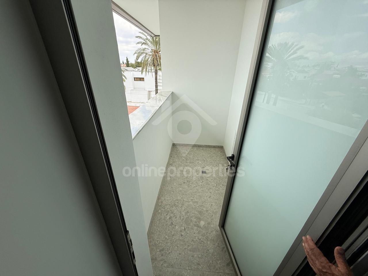 To change image, hover mouse over thumbnails below