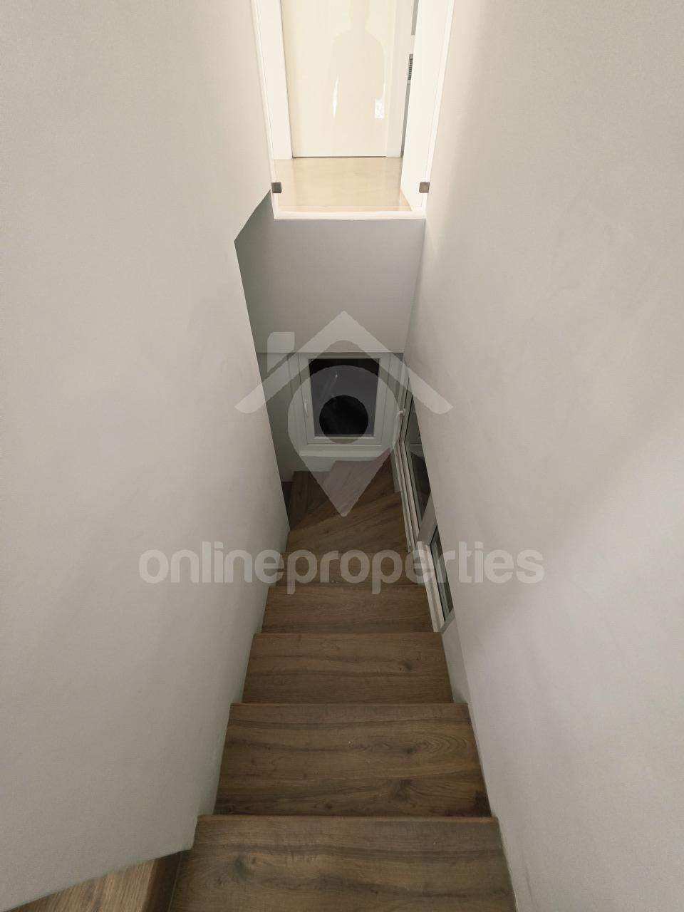 To change image, hover mouse over thumbnails below