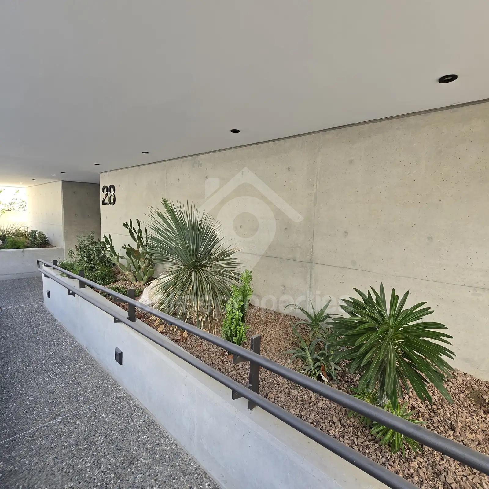 To change image, hover mouse over thumbnails below