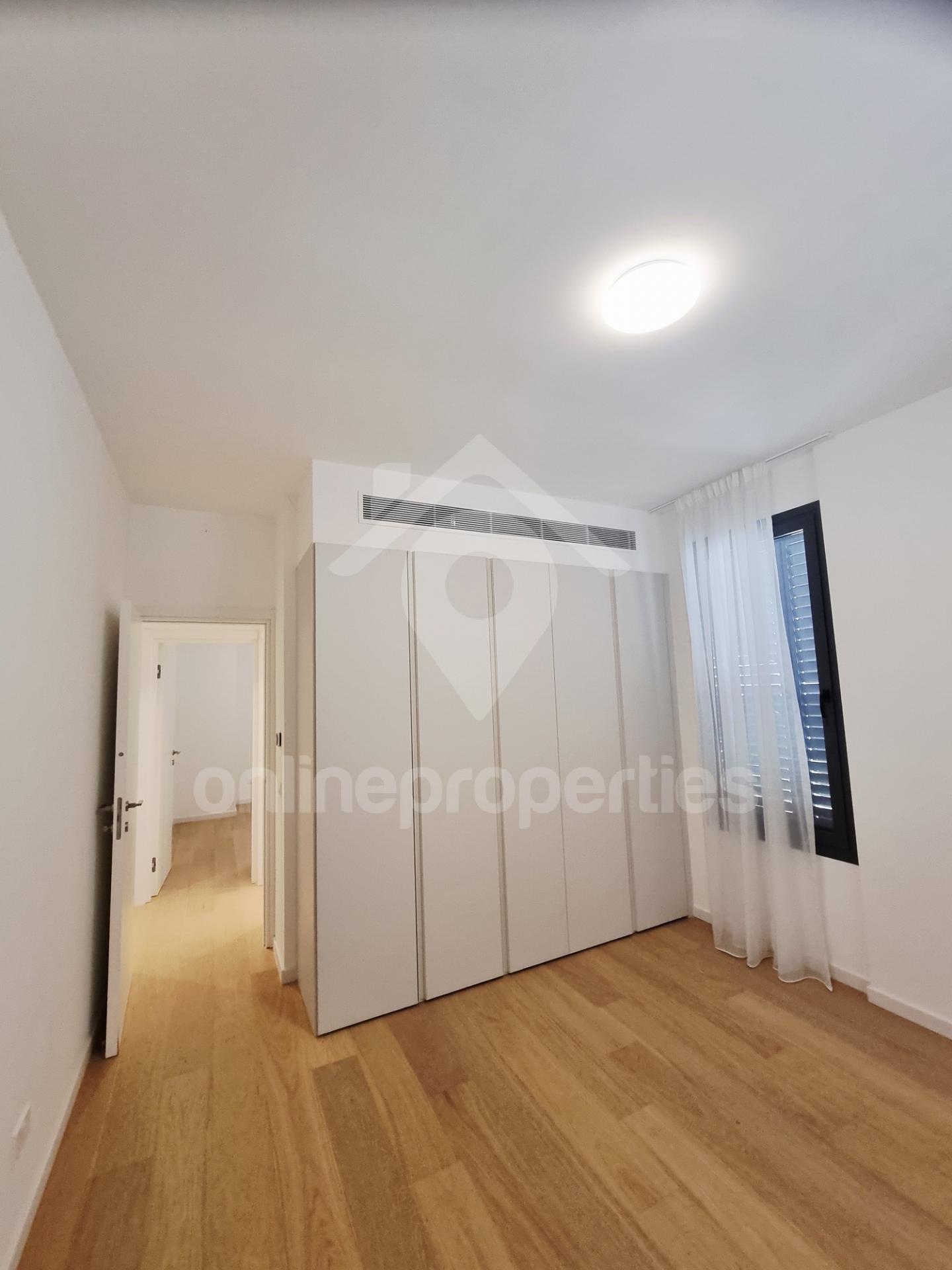 To change image, hover mouse over thumbnails below