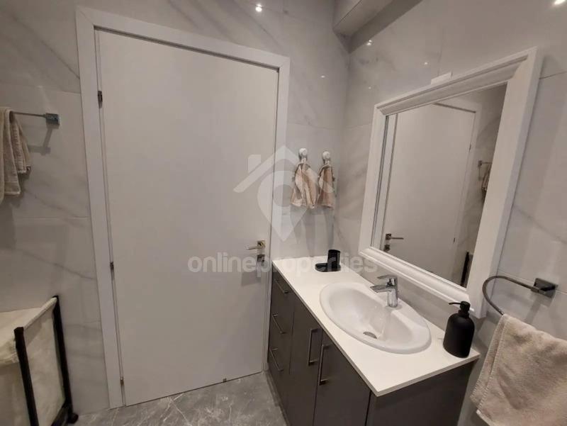 To change image, hover mouse over thumbnails below