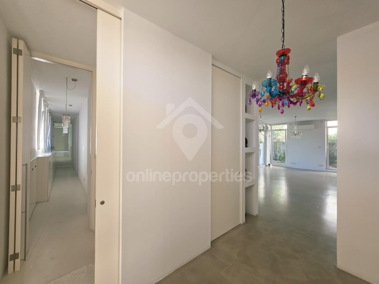 To change image, hover mouse over thumbnails below