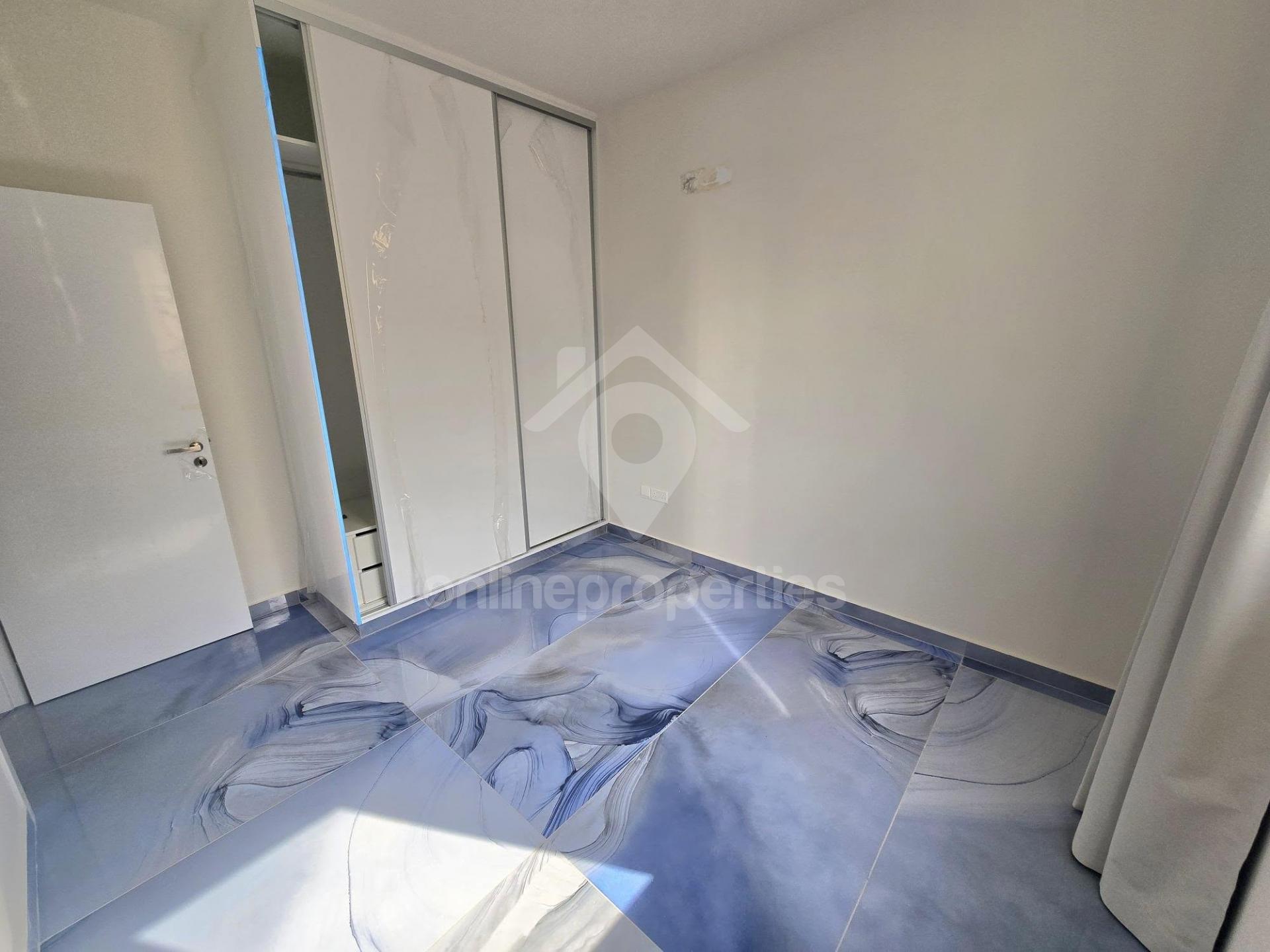 To change image, hover mouse over thumbnails below