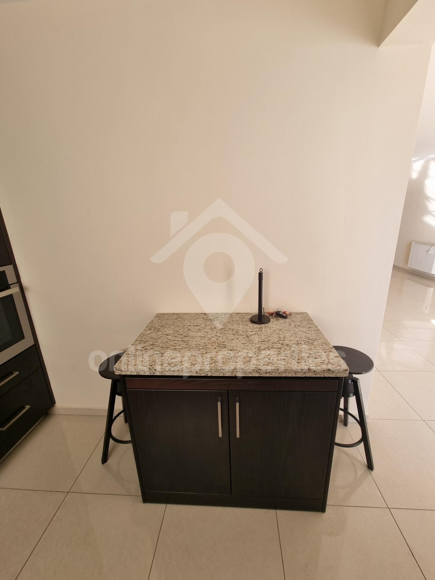 To change image, hover mouse over thumbnails below