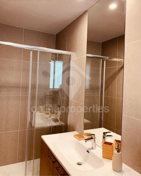 To change image, hover mouse over thumbnails below