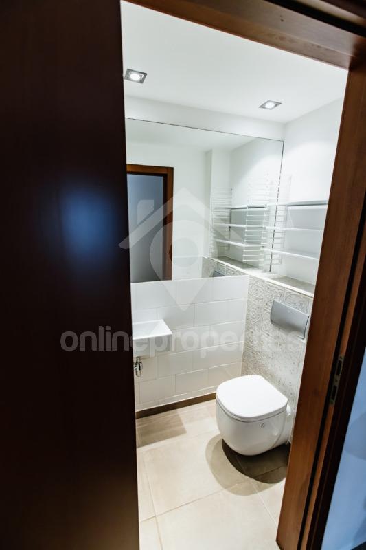 To change image, hover mouse over thumbnails below