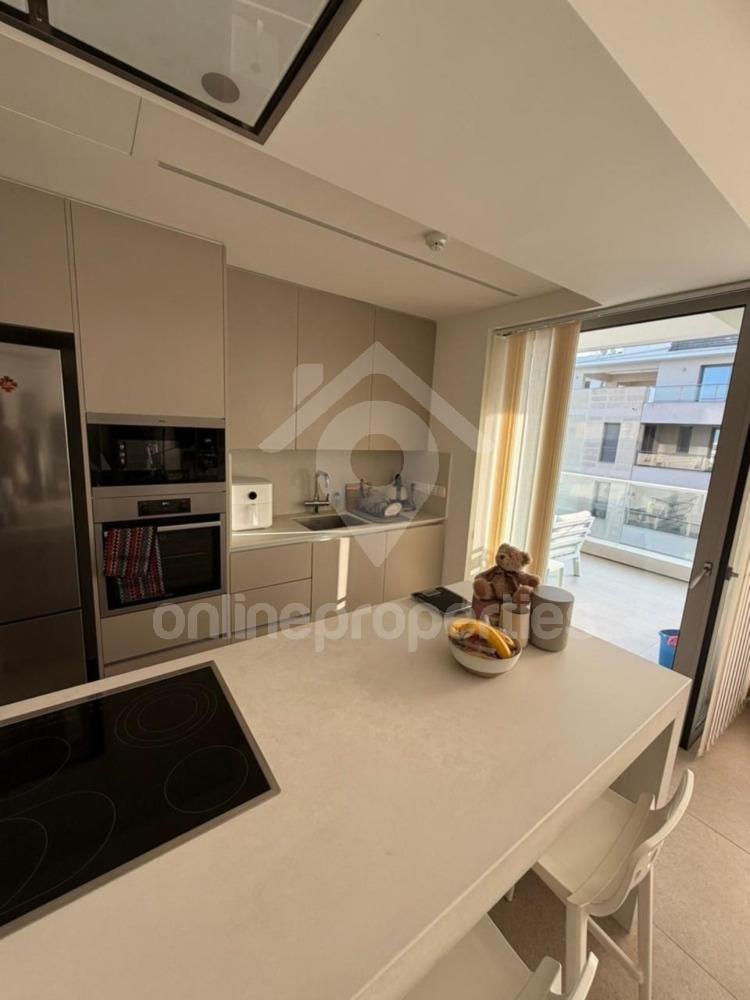 To change image, hover mouse over thumbnails below