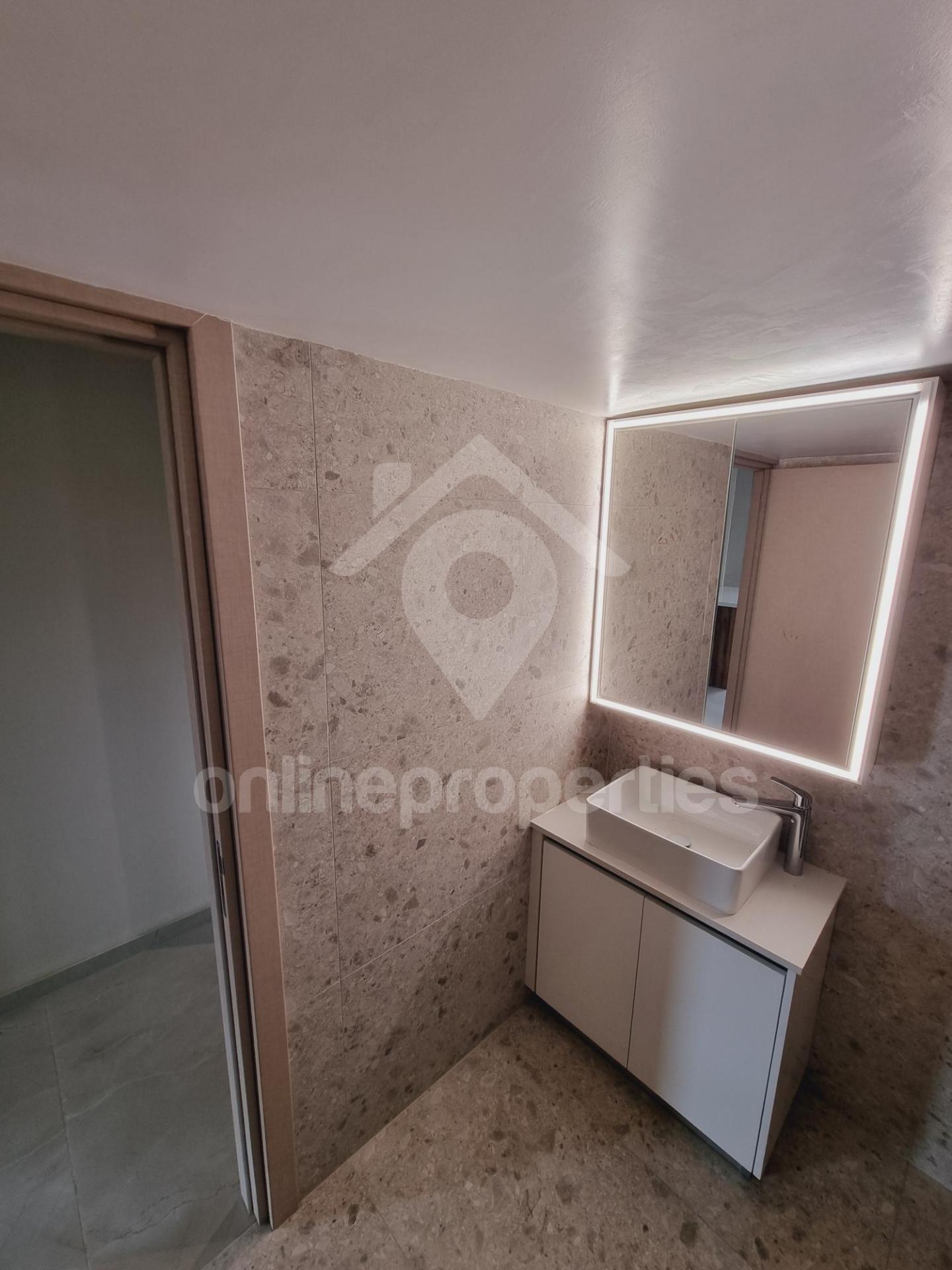 To change image, hover mouse over thumbnails below