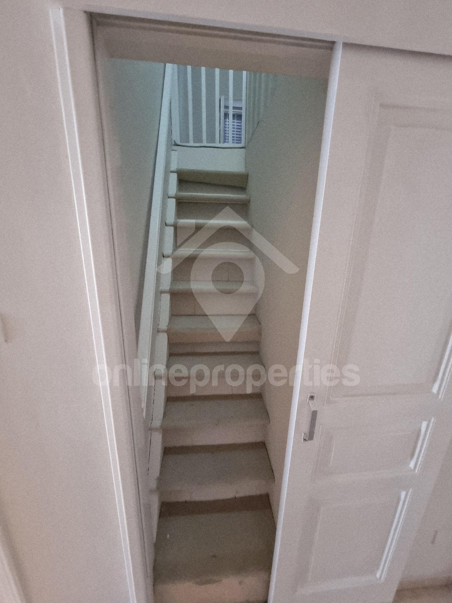 To change image, hover mouse over thumbnails below