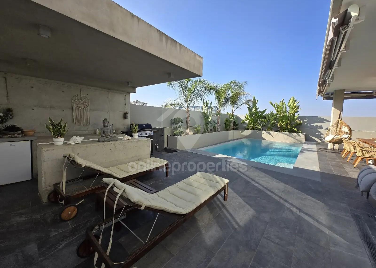 To change image, hover mouse over thumbnails below