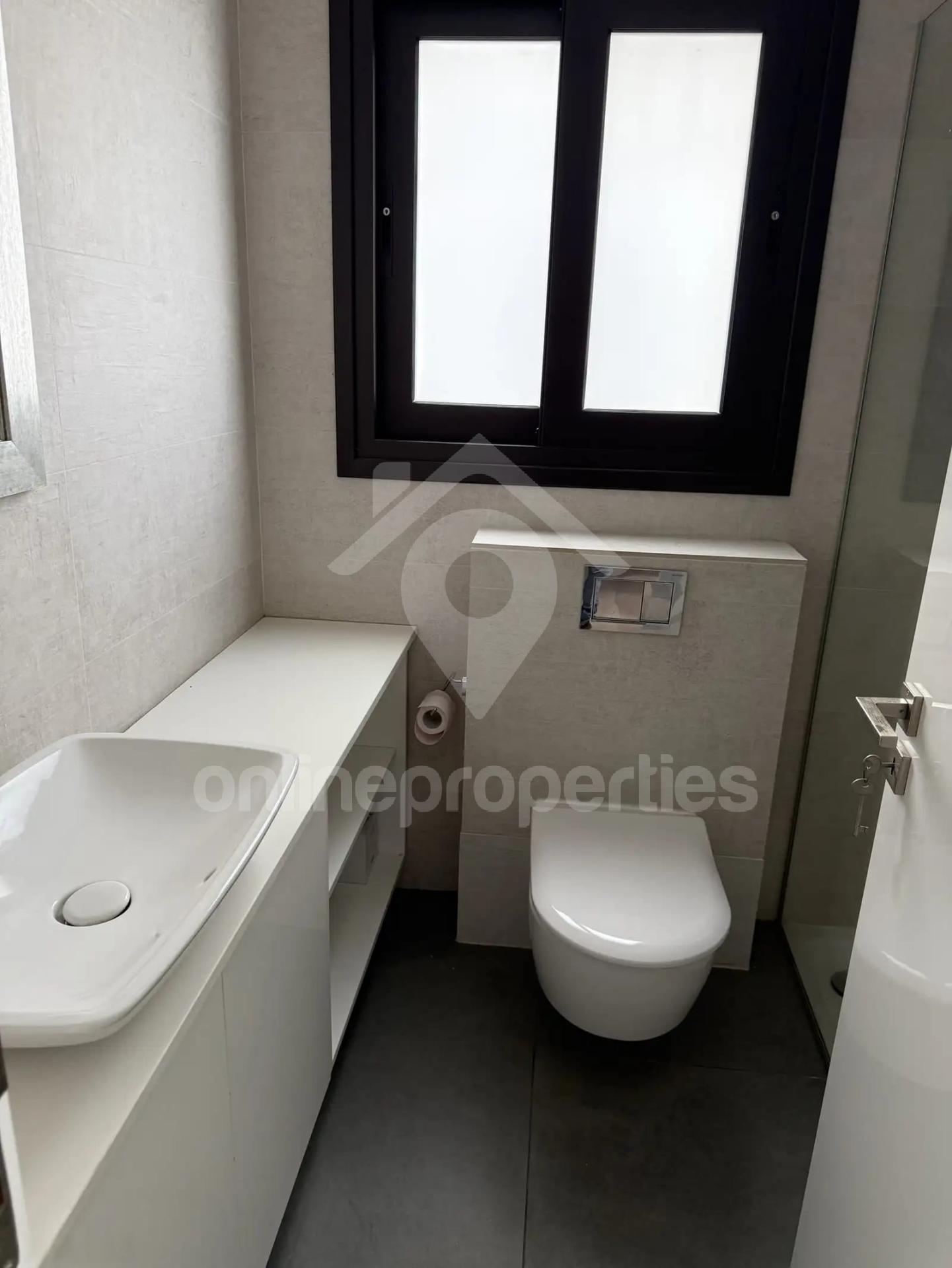 To change image, hover mouse over thumbnails below