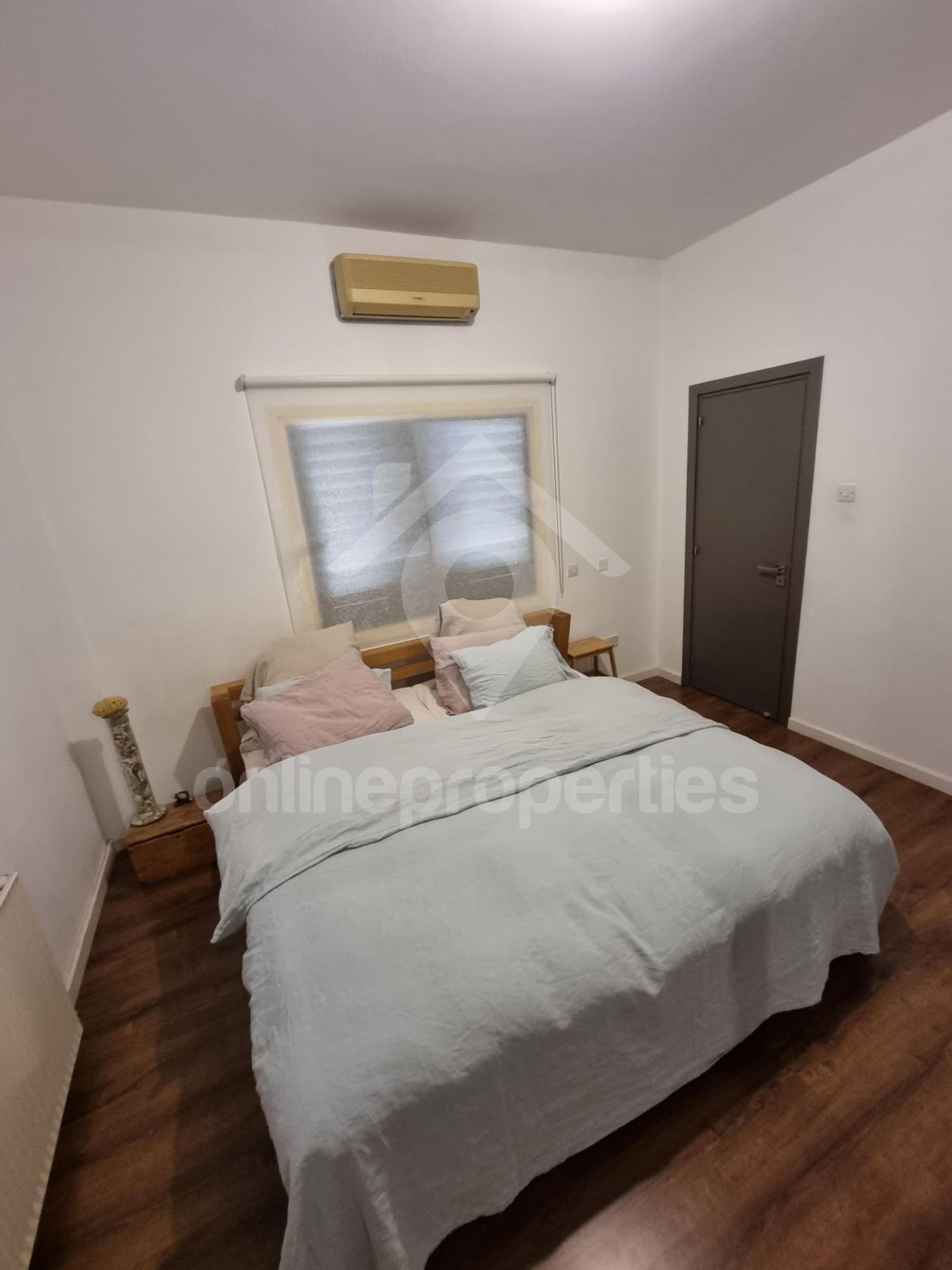 To change image, hover mouse over thumbnails below