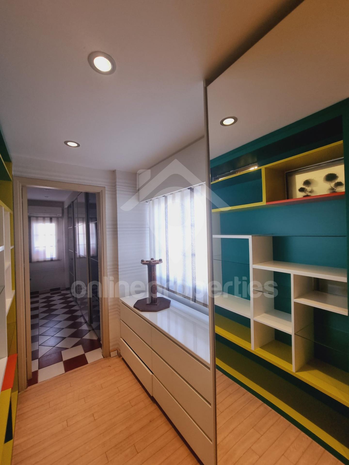 To change image, hover mouse over thumbnails below