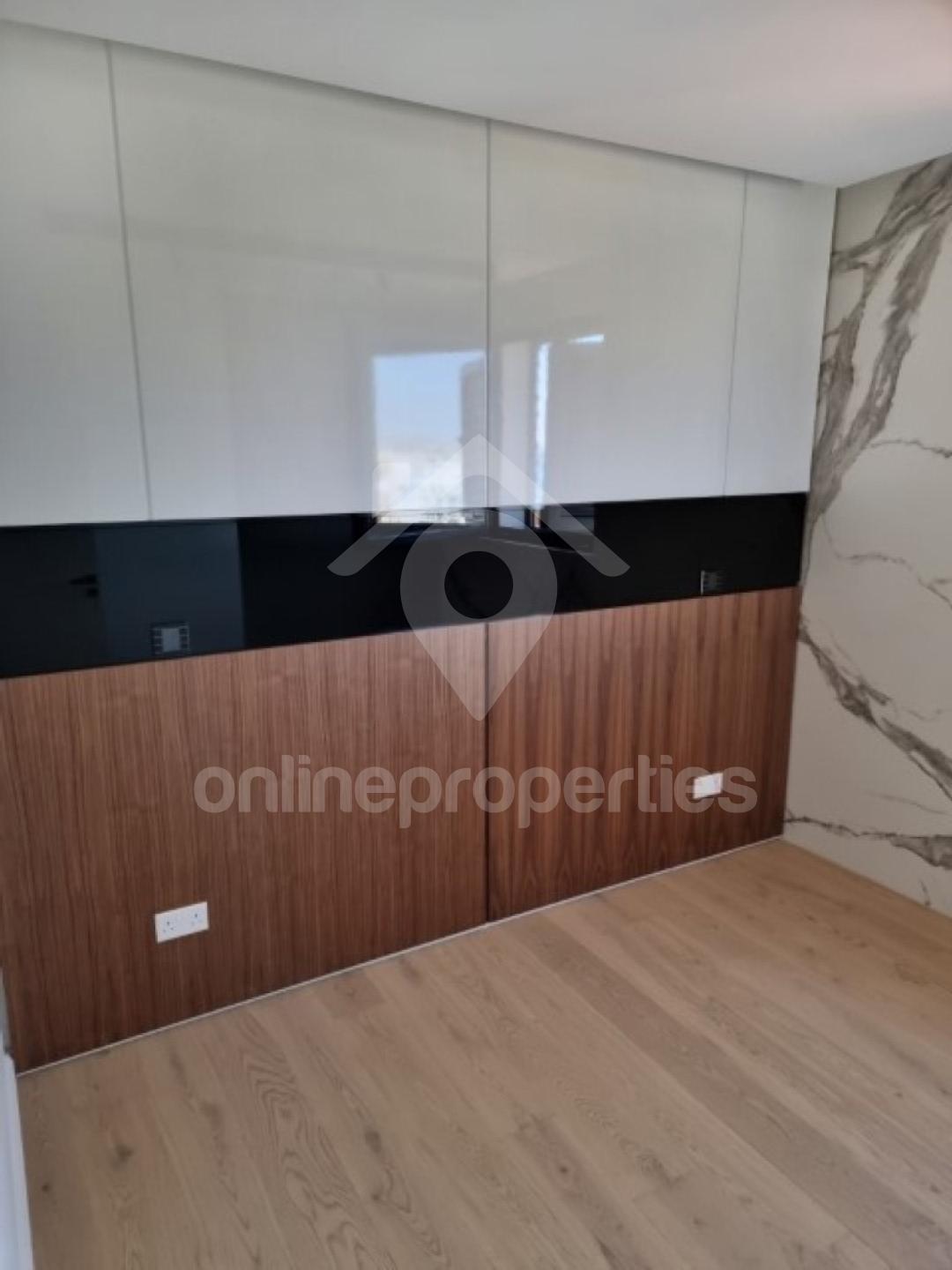 To change image, hover mouse over thumbnails below