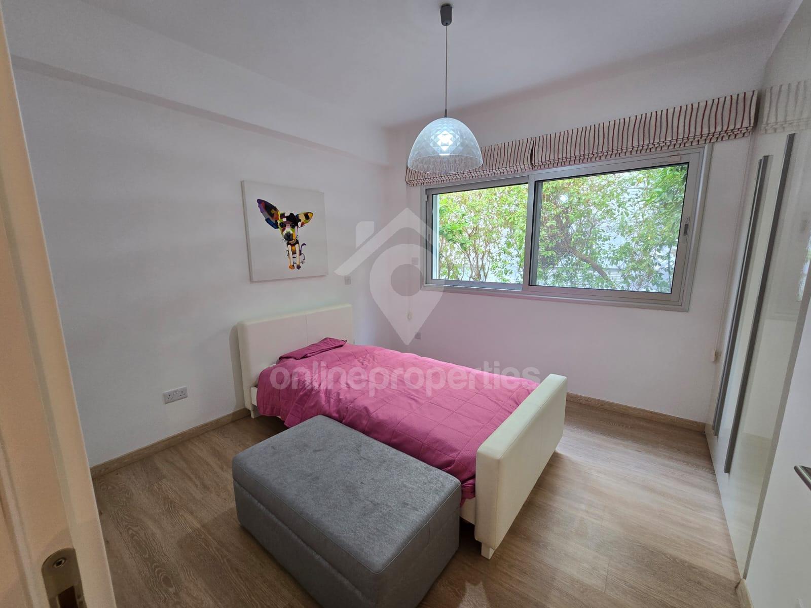 To change image, hover mouse over thumbnails below