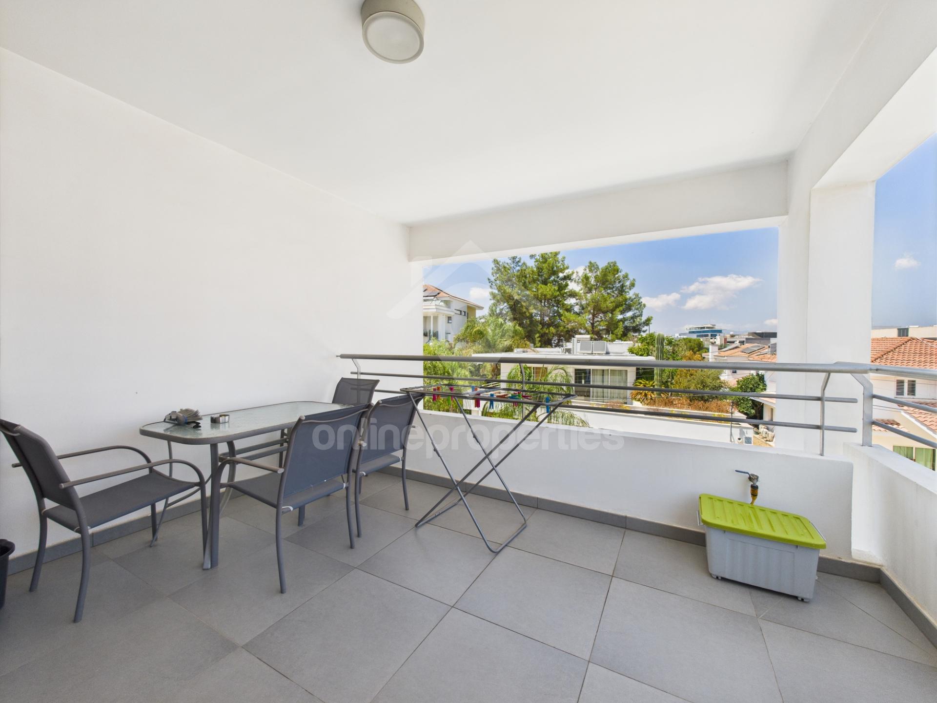 To change image, hover mouse over thumbnails below