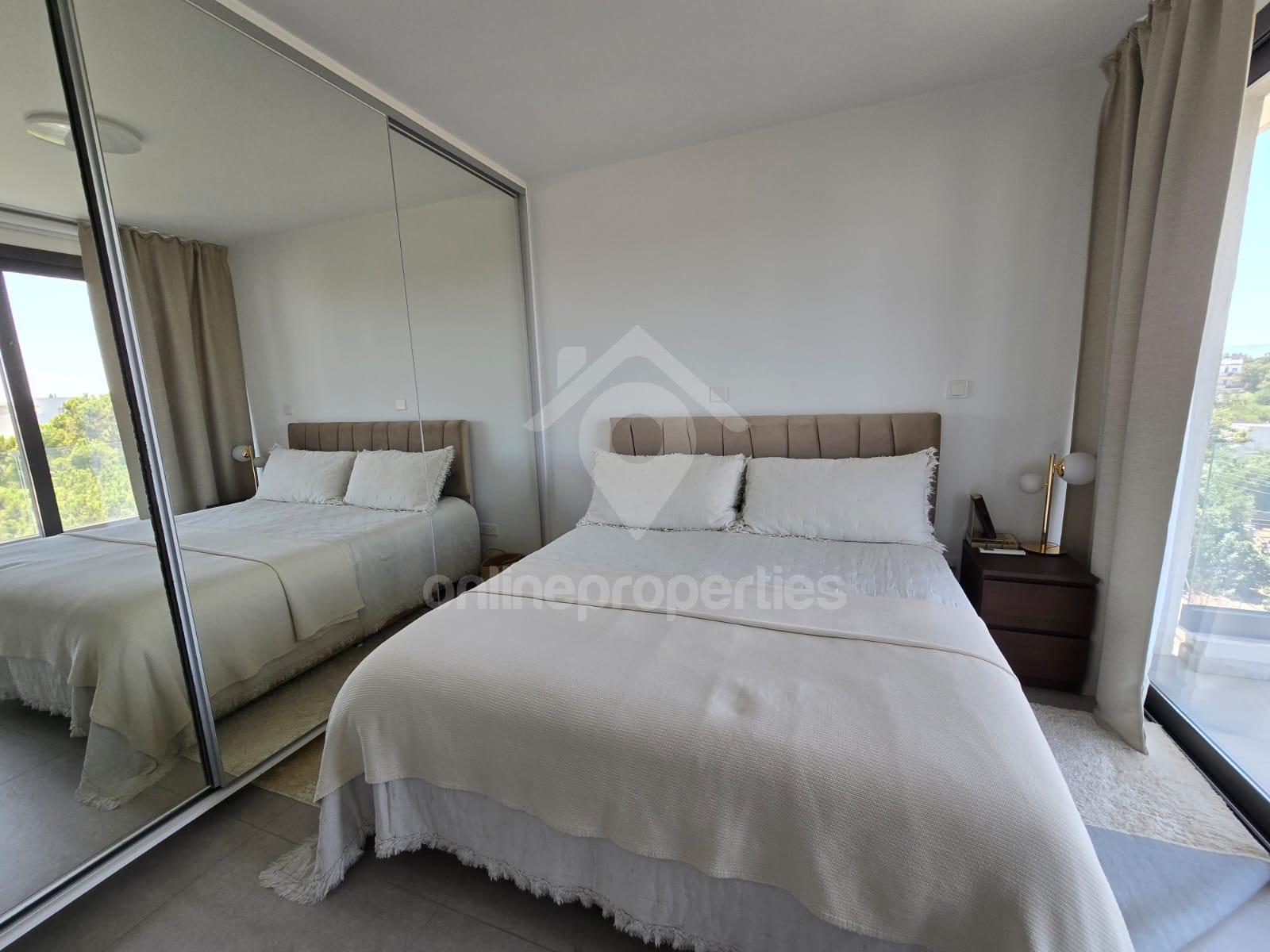 To change image, hover mouse over thumbnails below