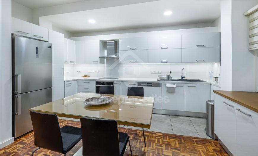 To change image, hover mouse over thumbnails below