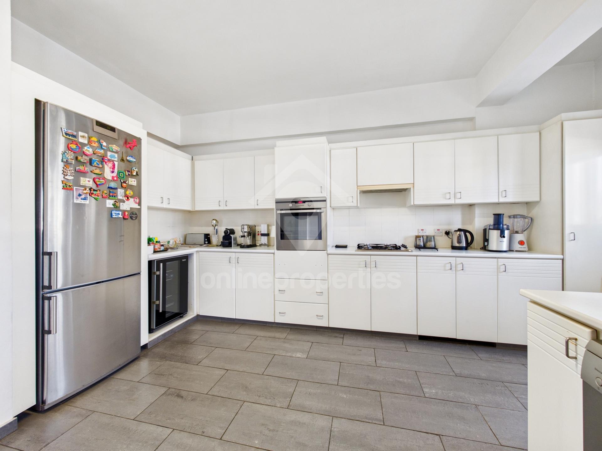 To change image, hover mouse over thumbnails below