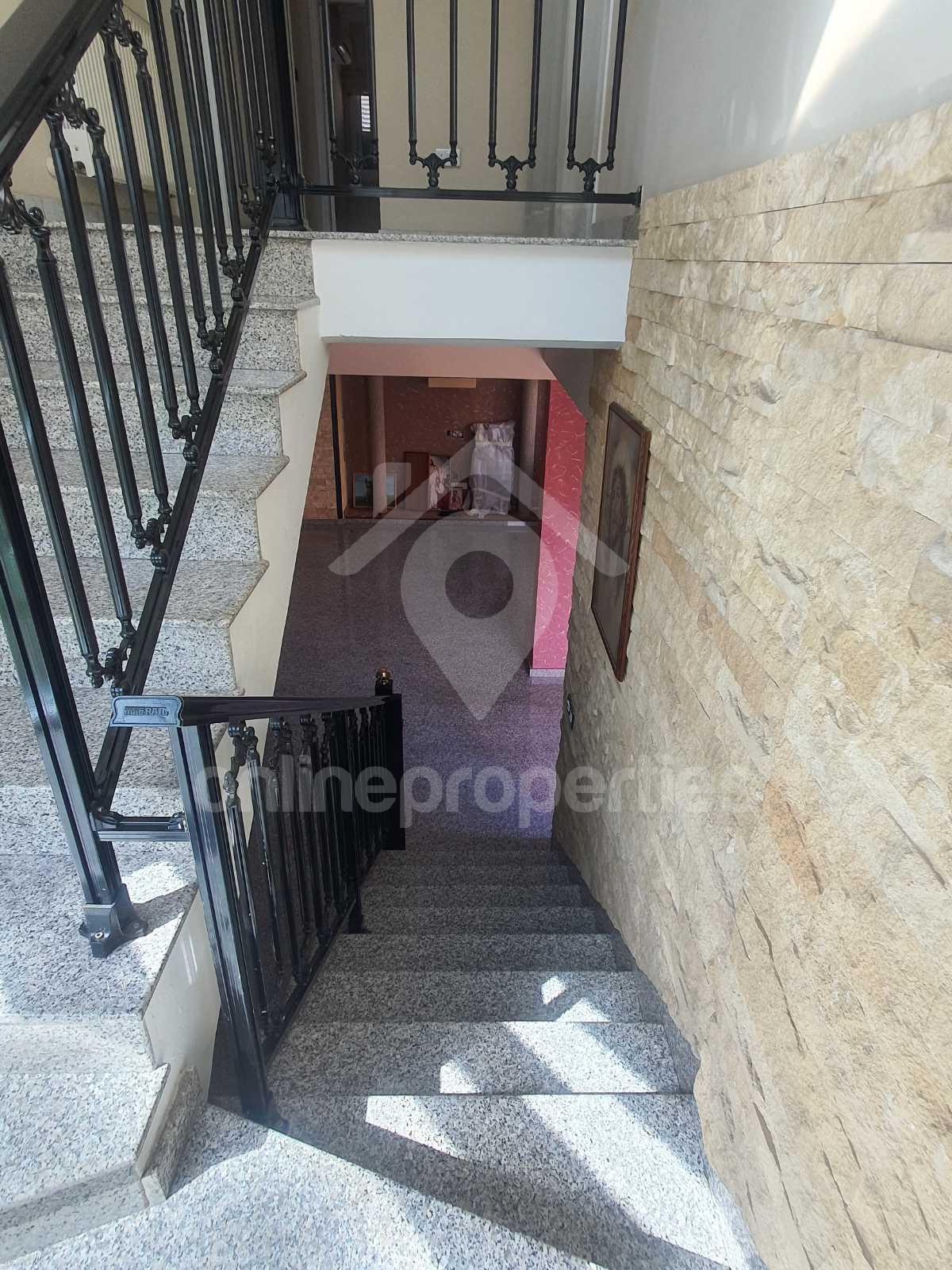 To change image, hover mouse over thumbnails below