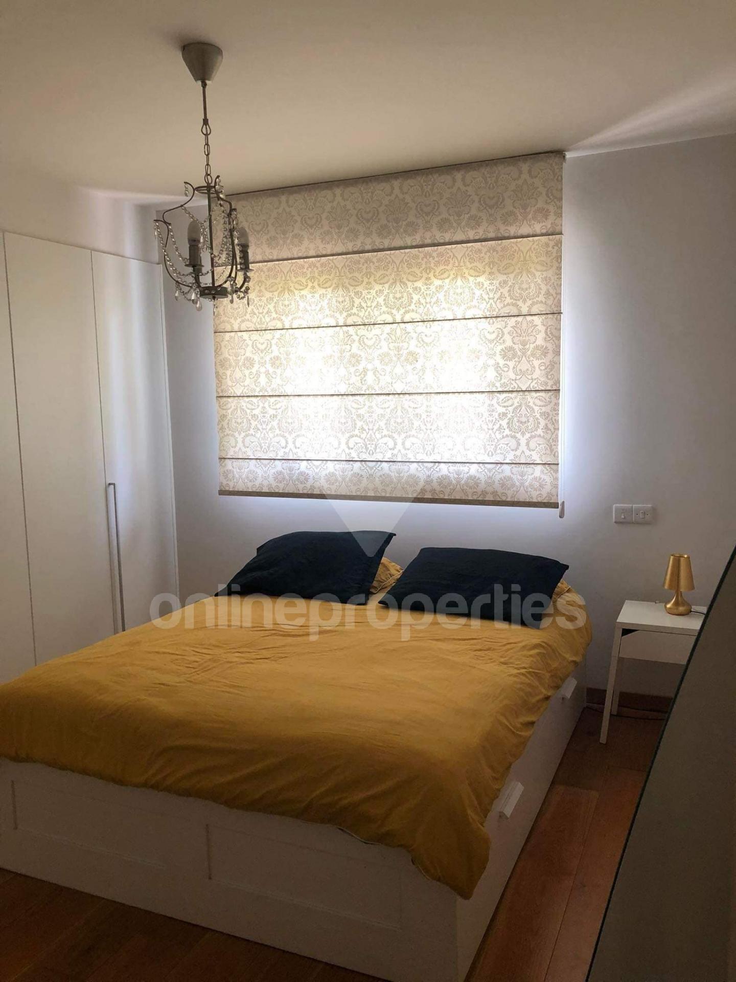 To change image, hover mouse over thumbnails below